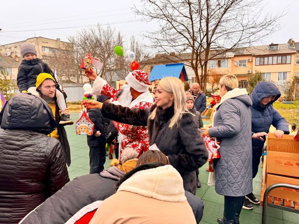 Анастасия Гридчина: Сегодня в с. Белоглинка Мирновского сельского поселения состоялась открытия новой детской площадки, ставшей поистине зимним чудом для детворы нашего села Анастасия Гридчина: Сегодня в с. Белоглинка Мирновского сельского поселения состоялась открытия новой детской площадки, ставшей поистине зимним чудом для детворы нашего села