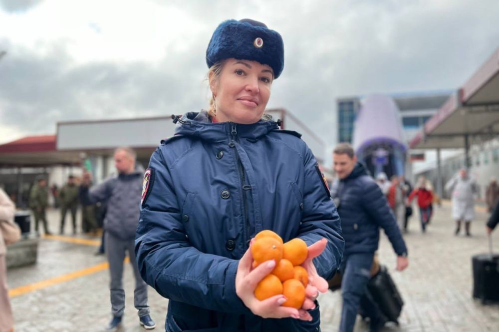 В Крыму туристов встречают оркестром Дедов Морозов В Крыму туристов встречают оркестром Дедов Морозов