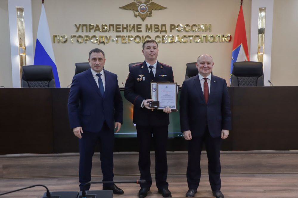 Начальник УМВД России по г. Севастополю генерал-майор полиции Сергей Сигунов и Губернатор города Севастополя Михаил Развожаев наградили лучших участковых уполномоченных полиции и инспекторов по делам несовершеннолетних, а... Начальник УМВД России по г. Севастополю генерал-майор полиции Сергей Сигунов и Губернатор города Севастополя Михаил Развожаев наградили лучших участковых уполномоченных полиции и инспекторов по делам несовершеннолетних, а...