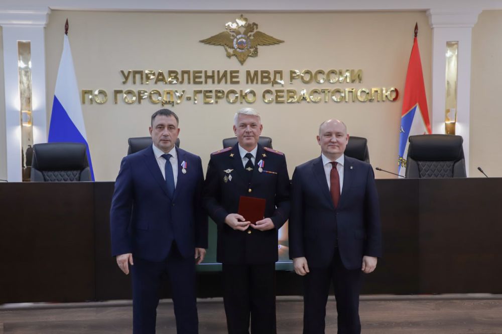Начальник УМВД России по г. Севастополю генерал-майор полиции Сергей Сигунов и Губернатор города Севастополя Михаил Развожаев наградили лучших участковых уполномоченных полиции и инспекторов по делам несовершеннолетних, а... Начальник УМВД России по г. Севастополю генерал-майор полиции Сергей Сигунов и Губернатор города Севастополя Михаил Развожаев наградили лучших участковых уполномоченных полиции и инспекторов по делам несовершеннолетних, а...