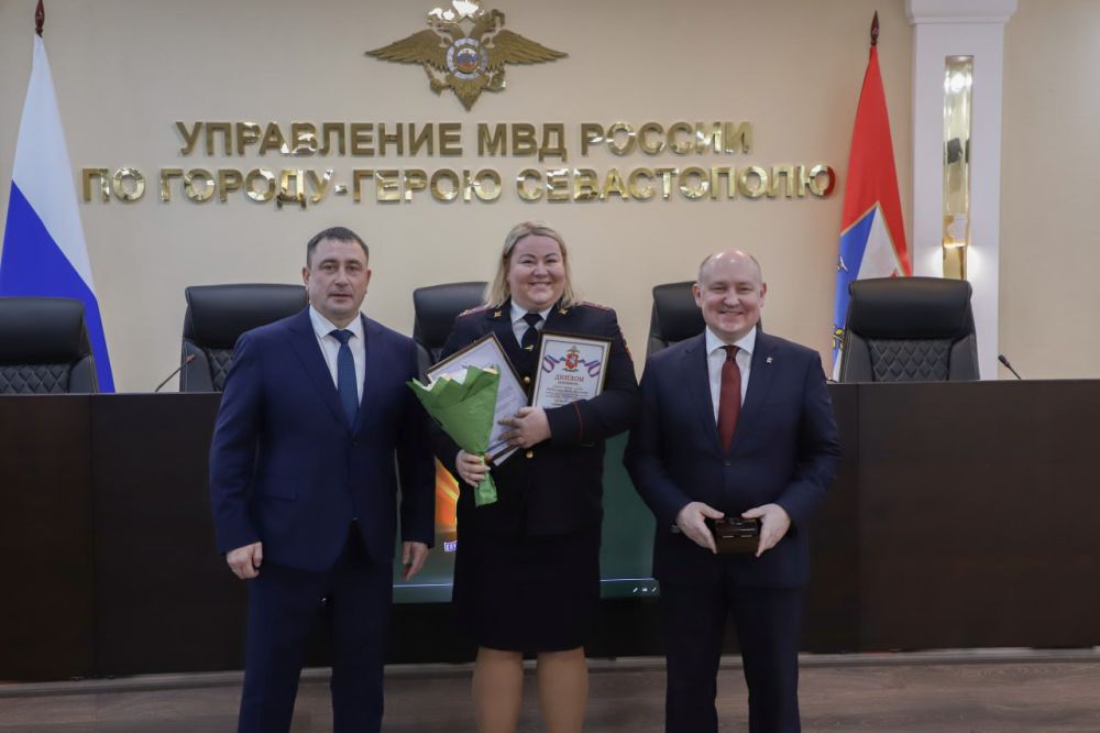 Начальник УМВД России по г. Севастополю генерал-майор полиции Сергей Сигунов и Губернатор города Севастополя Михаил Развожаев наградили лучших участковых уполномоченных полиции и инспекторов по делам несовершеннолетних, а... Начальник УМВД России по г. Севастополю генерал-майор полиции Сергей Сигунов и Губернатор города Севастополя Михаил Развожаев наградили лучших участковых уполномоченных полиции и инспекторов по делам несовершеннолетних, а...
