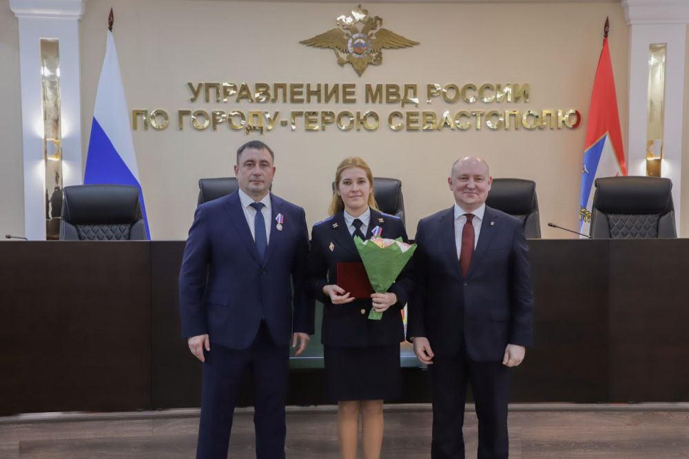 Начальник УМВД России по г. Севастополю генерал-майор полиции Сергей Сигунов и Губернатор города Севастополя Михаил Развожаев наградили лучших участковых уполномоченных полиции и инспекторов по делам несовершеннолетних, а... Начальник УМВД России по г. Севастополю генерал-майор полиции Сергей Сигунов и Губернатор города Севастополя Михаил Развожаев наградили лучших участковых уполномоченных полиции и инспекторов по делам несовершеннолетних, а...