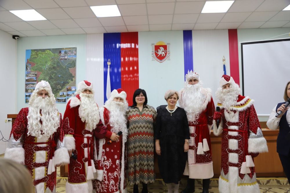 Анжелика Ястребова: В последний рабочий день уходящего года совместно с главой муниципального образования - председателем Бахчисарайского районного совета Ольгой Урайкиной мы поздравили наш дружный и большой коллектив с... Анжелика Ястребова: В последний рабочий день уходящего года совместно с главой муниципального образования - председателем Бахчисарайского районного совета Ольгой Урайкиной мы поздравили наш дружный и большой коллектив с...