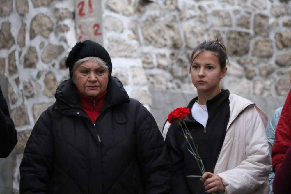 Ольга Урайкина: Сегодня состоялось торжественное открытие мемориальной доски, посвященное увековечиванию памяти талантливого всемирно известного бахчисарайского художника Вячеслава Матвеевича Келя, на котором присутствовали... Ольга Урайкина: Сегодня состоялось торжественное открытие мемориальной доски, посвященное увековечиванию памяти талантливого всемирно известного бахчисарайского художника Вячеслава Матвеевича Келя, на котором присутствовали...