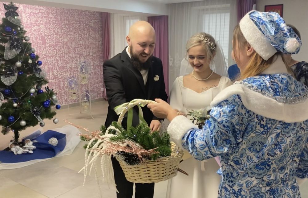 В Симферопольском районном отделе ЗАГС в последнюю неделю уходящего года царила по-настоящему праздничная атмосфера В Симферопольском районном отделе ЗАГС в последнюю неделю уходящего года царила по-настоящему праздничная атмосфера