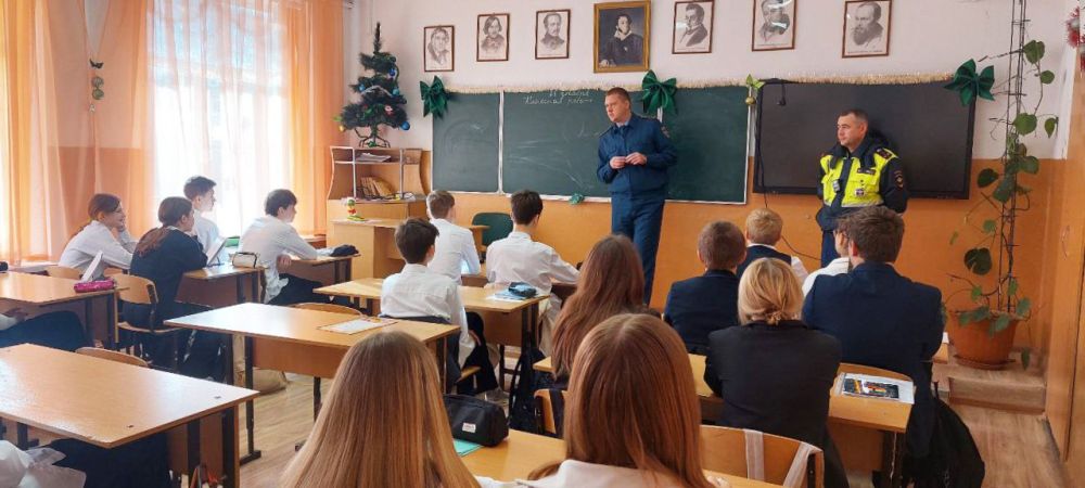 Сотрудники МЧС России перед зимними каникулами провели для школьников Крыма уроки по безопасности Сотрудники МЧС России перед зимними каникулами провели для школьников Крыма уроки по безопасности