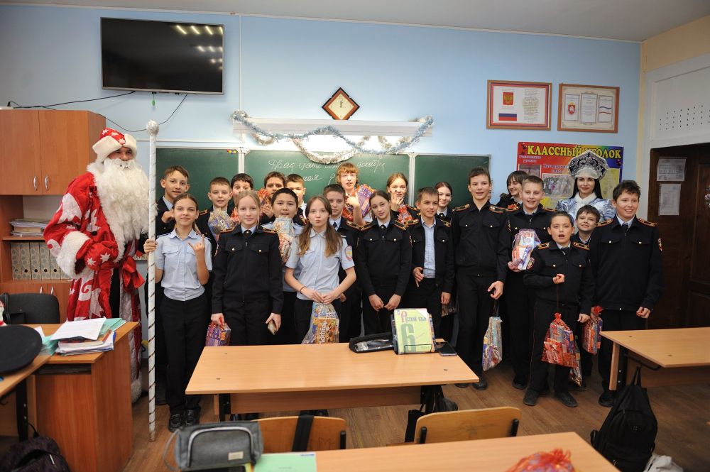 В рамках акции «Полицейский Дед Мороз» сотрудники ОМВД России по г. Евпатории навестили подшефный кадетский класс В рамках акции «Полицейский Дед Мороз» сотрудники ОМВД России по г. Евпатории навестили подшефный кадетский класс