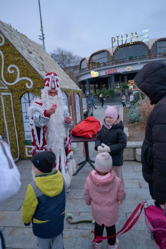 Янина Павленко: Крымская резиденция Деда Мороза открыта на набережной Ялты! Янина Павленко: Крымская резиденция Деда Мороза открыта на набережной Ялты!