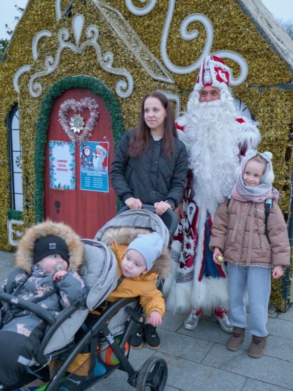 Дед Мороз уже в Ялте!. Главный волшебник Новогодних праздников приветствует ялтинцев и гостей города на набережной. Пообщаться и сфотографироваться с Дедом Морозом можно в районе интерактивного домика у главной городской... Дед Мороз уже в Ялте!. Главный волшебник Новогодних праздников приветствует ялтинцев и гостей города на набережной. Пообщаться и сфотографироваться с Дедом Морозом можно в районе интерактивного домика у главной городской...