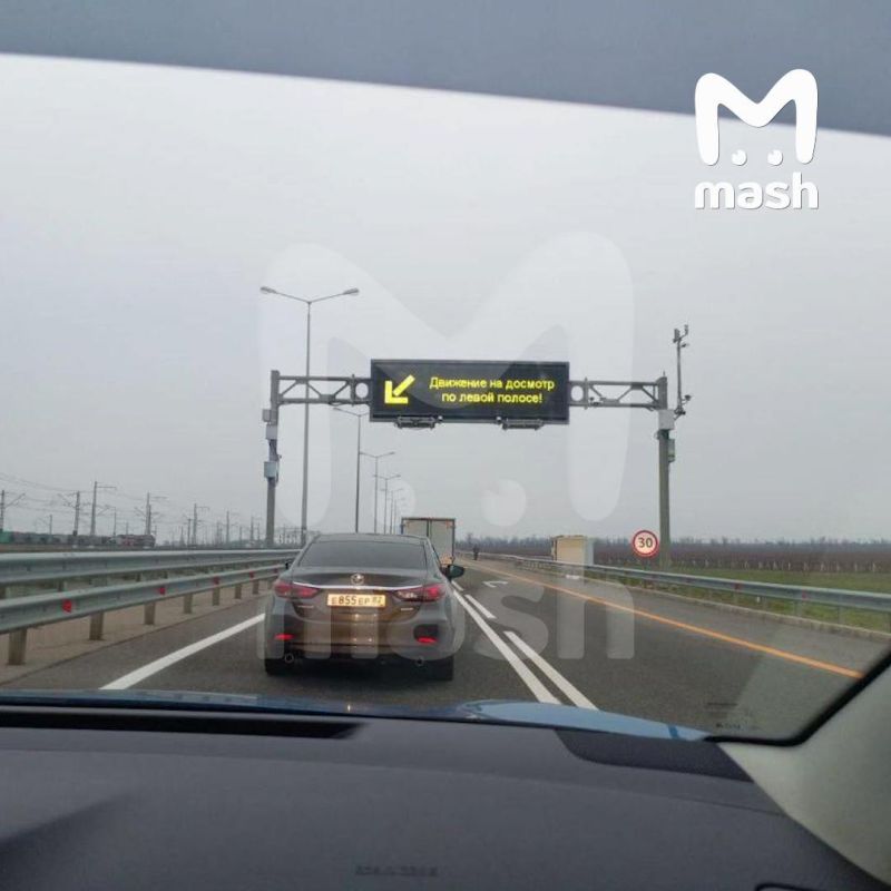 Кто куда, а наши — в Крым на Новый год! Очередь на мосту бешеная, на ручной досмотр стоят по три часа, на сканер для караванов и автодомов — по пять Кто куда, а наши — в Крым на Новый год! Очередь на мосту бешеная, на ручной досмотр стоят по три часа, на сканер для караванов и автодомов — по пять