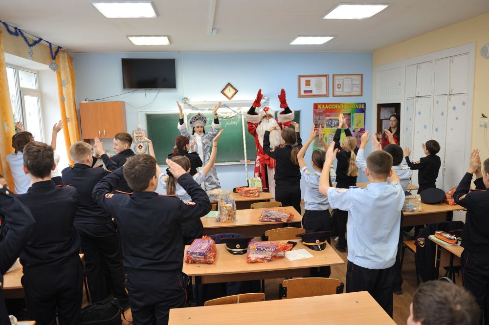 В рамках акции «Полицейский Дед Мороз» сотрудники ОМВД России по г. Евпатории навестили подшефный кадетский класс В рамках акции «Полицейский Дед Мороз» сотрудники ОМВД России по г. Евпатории навестили подшефный кадетский класс