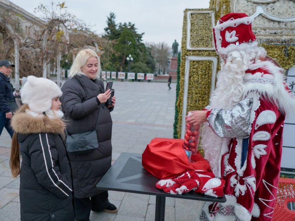 Дед Мороз уже в Ялте!. Главный волшебник Новогодних праздников приветствует ялтинцев и гостей города на набережной. Пообщаться и сфотографироваться с Дедом Морозом можно в районе интерактивного домика у главной городской... Дед Мороз уже в Ялте!. Главный волшебник Новогодних праздников приветствует ялтинцев и гостей города на набережной. Пообщаться и сфотографироваться с Дедом Морозом можно в районе интерактивного домика у главной городской...