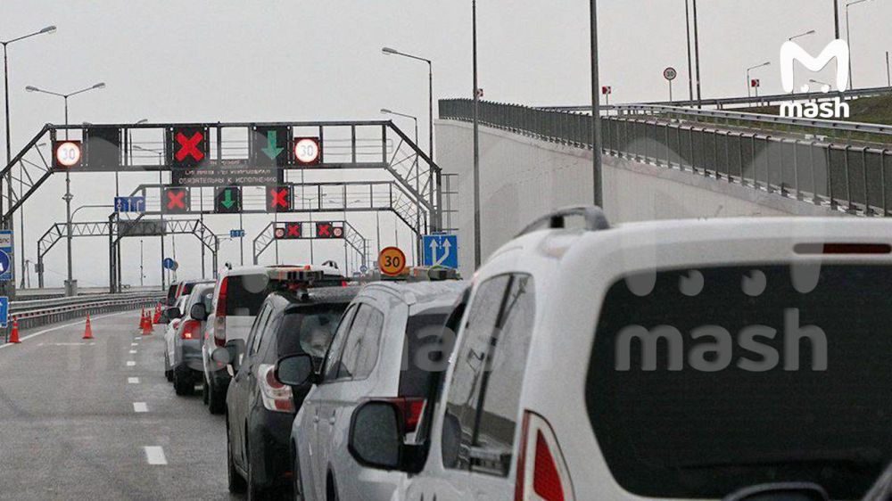 Кто куда, а наши — в Крым на Новый год! Очередь на мосту бешеная, на ручной досмотр стоят по три часа, на сканер для караванов и автодомов — по пять Кто куда, а наши — в Крым на Новый год! Очередь на мосту бешеная, на ручной досмотр стоят по три часа, на сканер для караванов и автодомов — по пять
