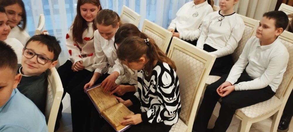 В последние дни уходящего года Джанкойский районный отдел ЗАГС проводил День открытых дверей для учащихся 5-х классов лицея «Многоуровневый образовательный комплекс №2» г. Джанкоя В последние дни уходящего года Джанкойский районный отдел ЗАГС проводил День открытых дверей для учащихся 5-х классов лицея «Многоуровневый образовательный комплекс №2» г. Джанкоя