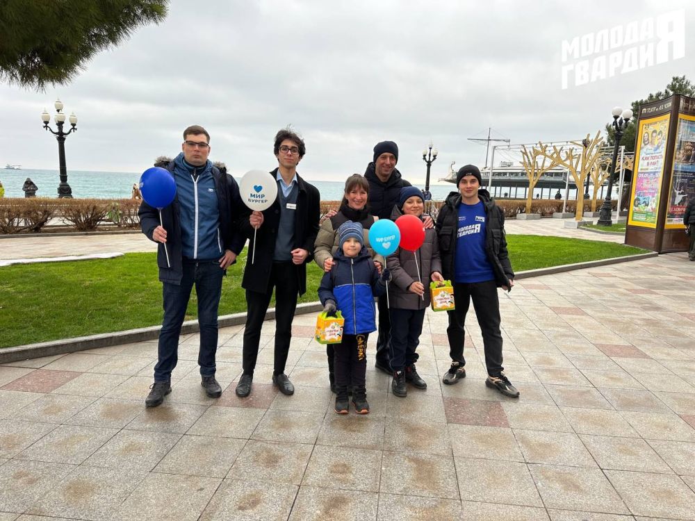 Активисты «Молодой Гвардии» города Ялта поздравляют с наступающими праздниками! Активисты «Молодой Гвардии» города Ялта поздравляют с наступающими праздниками!