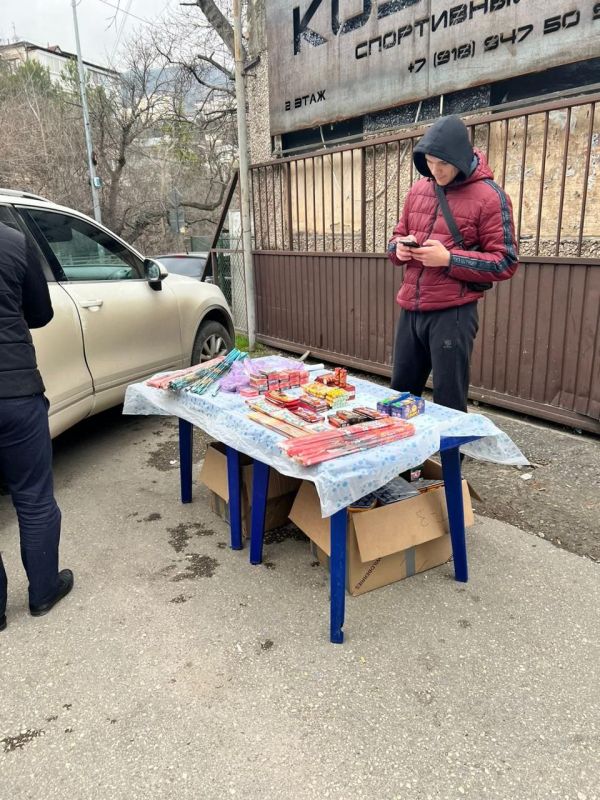 Специалисты Департамента муниципального контроля совместно с правоохранителями проводят рейды по пресечению незаконной торговли Специалисты Департамента муниципального контроля совместно с правоохранителями проводят рейды по пресечению незаконной торговли
