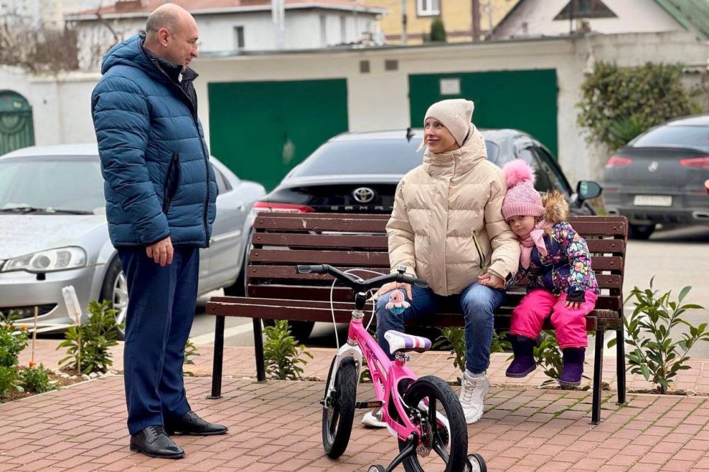 Владимир Немцев: В преддверии Нового года исполнил заветные желания двух маленьких участниц всероссийской акции «Ёлка желаний» Владимир Немцев: В преддверии Нового года исполнил заветные желания двух маленьких участниц всероссийской акции «Ёлка желаний»