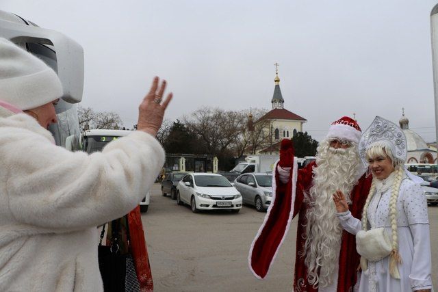 Игорь Ткаченко: Сегодня Дед Мороз со Снегурочкой стали пассажирами одного из автобусов маршрута № 4 и маршрута № 2 Игорь Ткаченко: Сегодня Дед Мороз со Снегурочкой стали пассажирами одного из автобусов маршрута № 4 и маршрута № 2