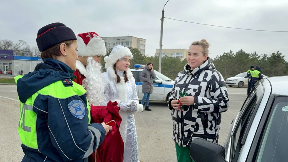 Александр Дудинов: Новогоднее настроение сегодня черноморцам дарили госавтоинспекторы вместе с членами молодежного совета и учащимися Новосельской средней школы им. И. Жудова Александр Дудинов: Новогоднее настроение сегодня черноморцам дарили госавтоинспекторы вместе с членами молодежного совета и учащимися Новосельской средней школы им. И. Жудова