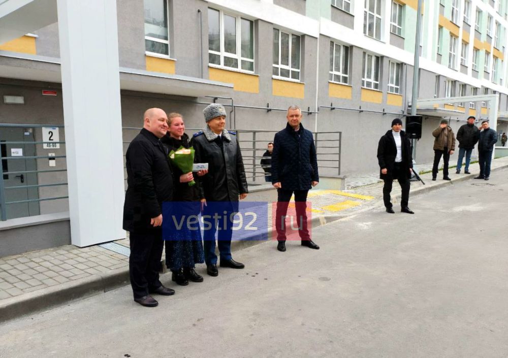 Губернатор Михаил Развожаев и прокурор Севастополя Андрей Шевцов вручили ключи от 24 квартир детям-сиротам и детям, оставшимся без попечения родителей Губернатор Михаил Развожаев и прокурор Севастополя Андрей Шевцов вручили ключи от 24 квартир детям-сиротам и детям, оставшимся без попечения родителей