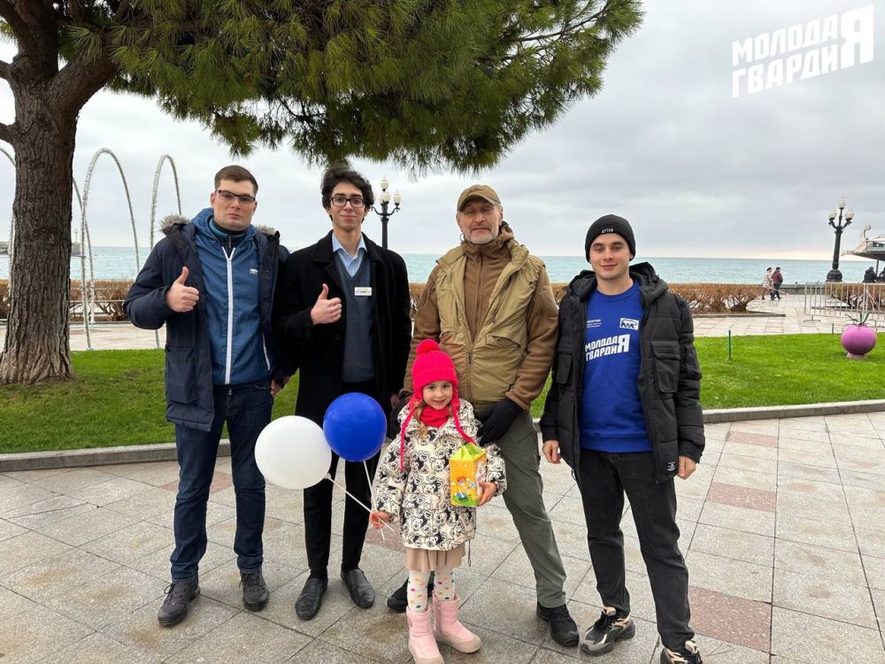 Активисты «Молодой Гвардии» города Ялта поздравляют с наступающими праздниками! Активисты «Молодой Гвардии» города Ялта поздравляют с наступающими праздниками!