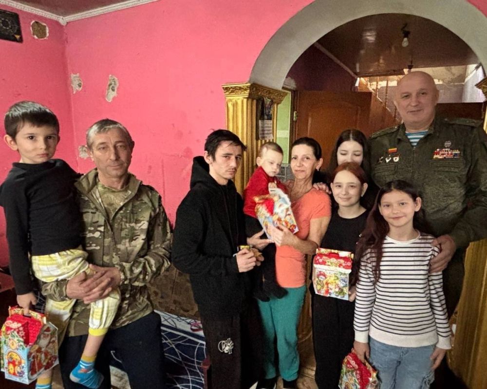 НОВЫЙ ГОД В КАЖДЫЙ ДОМ. В рамках акции «Новый год в каждый дом» волонтеры Республики Крым совместно с исполнительным директором Ассоциации ветеранов СВО в Крыму, депутатом Государственного Совета Республики Крым Виктором... НОВЫЙ ГОД В КАЖДЫЙ ДОМ. В рамках акции «Новый год в каждый дом» волонтеры Республики Крым совместно с исполнительным директором Ассоциации ветеранов СВО в Крыму, депутатом Государственного Совета Республики Крым Виктором...