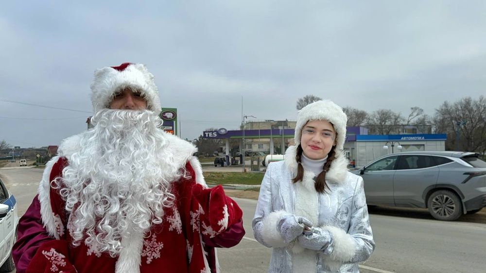 Александр Дудинов: Новогоднее настроение сегодня черноморцам дарили госавтоинспекторы вместе с членами молодежного совета и учащимися Новосельской средней школы им. И. Жудова Александр Дудинов: Новогоднее настроение сегодня черноморцам дарили госавтоинспекторы вместе с членами молодежного совета и учащимися Новосельской средней школы им. И. Жудова