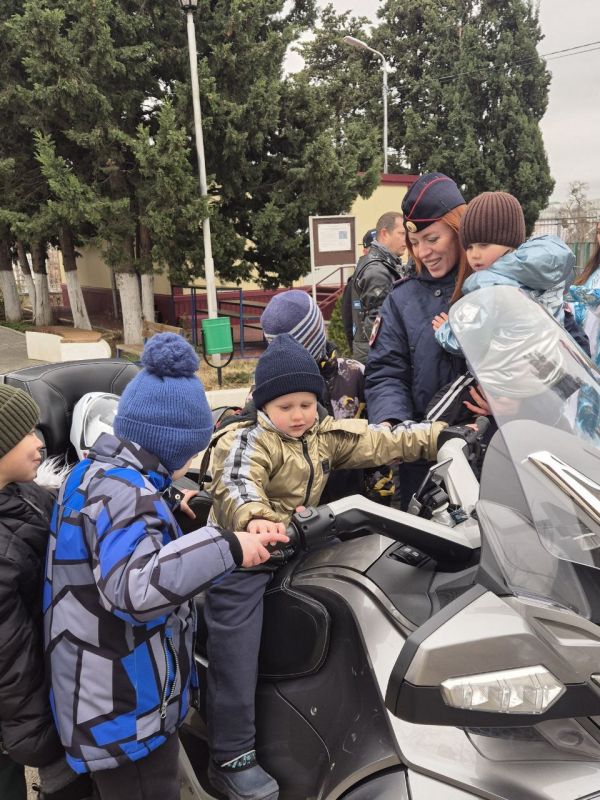 Госавтоинспекторы Севастополя совместно с мотоклубом организовали для воспитанников социального приюта новогодний праздник Госавтоинспекторы Севастополя совместно с мотоклубом организовали для воспитанников социального приюта новогодний праздник
