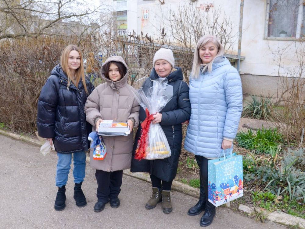 В преддверии Нового года заместитель главы администрации города Евпатории Алевтина Фоломеева поздравила детей из неблагополучных семей с наступающим праздником и вручила им подарки В преддверии Нового года заместитель главы администрации города Евпатории Алевтина Фоломеева поздравила детей из неблагополучных семей с наступающим праздником и вручила им подарки