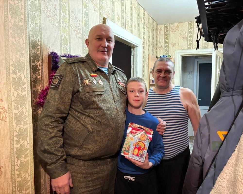 НОВЫЙ ГОД В КАЖДЫЙ ДОМ. В рамках акции «Новый год в каждый дом» волонтеры Республики Крым совместно с исполнительным директором Ассоциации ветеранов СВО в Крыму, депутатом Государственного Совета Республики Крым Виктором... НОВЫЙ ГОД В КАЖДЫЙ ДОМ. В рамках акции «Новый год в каждый дом» волонтеры Республики Крым совместно с исполнительным директором Ассоциации ветеранов СВО в Крыму, депутатом Государственного Совета Республики Крым Виктором...