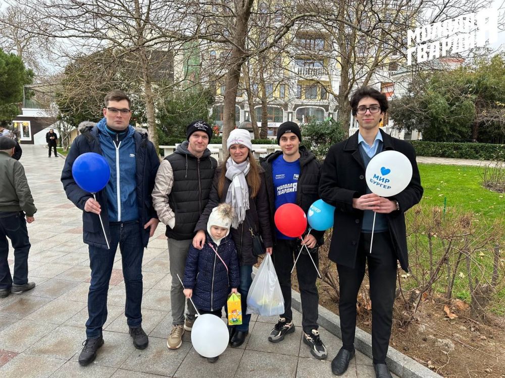 Активисты «Молодой Гвардии» города Ялта поздравляют с наступающими праздниками! Активисты «Молодой Гвардии» города Ялта поздравляют с наступающими праздниками!