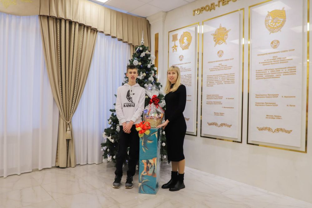 Начальник Управления МВД России по г. Севастополю генерал-майор полиции Сергей Сигунов принял участие в ежегодной Всероссийской акции «Ёлка желаний» Начальник Управления МВД России по г. Севастополю генерал-майор полиции Сергей Сигунов принял участие в ежегодной Всероссийской акции «Ёлка желаний»