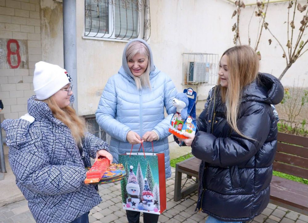 В преддверии Нового года заместитель главы администрации города Евпатории Алевтина Фоломеева поздравила детей из неблагополучных семей с наступающим праздником и вручила им подарки В преддверии Нового года заместитель главы администрации города Евпатории Алевтина Фоломеева поздравила детей из неблагополучных семей с наступающим праздником и вручила им подарки