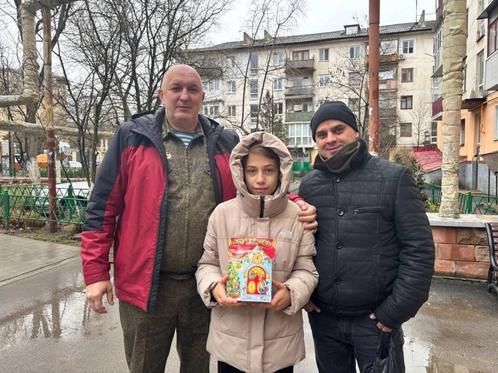 НОВЫЙ ГОД В КАЖДЫЙ ДОМ. В рамках акции «Новый год в каждый дом» волонтеры Республики Крым совместно с исполнительным директором Ассоциации ветеранов СВО в Крыму, депутатом Государственного Совета Республики Крым Виктором... НОВЫЙ ГОД В КАЖДЫЙ ДОМ. В рамках акции «Новый год в каждый дом» волонтеры Республики Крым совместно с исполнительным директором Ассоциации ветеранов СВО в Крыму, депутатом Государственного Совета Республики Крым Виктором...