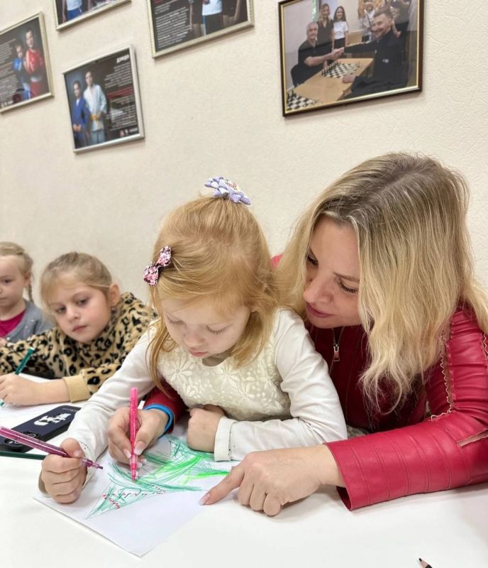 Ольга Торубарова: Дети сотрудников Паралимпийской Спортивной школы Республики Крым в преддверии Нового в года рисуют новогодние открытки Ольга Торубарова: Дети сотрудников Паралимпийской Спортивной школы Республики Крым в преддверии Нового в года рисуют новогодние открытки
