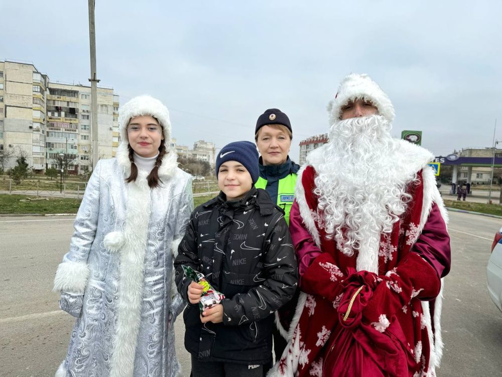 Александр Дудинов: Новогоднее настроение сегодня черноморцам дарили госавтоинспекторы вместе с членами молодежного совета и учащимися Новосельской средней школы им. И. Жудова Александр Дудинов: Новогоднее настроение сегодня черноморцам дарили госавтоинспекторы вместе с членами молодежного совета и учащимися Новосельской средней школы им. И. Жудова