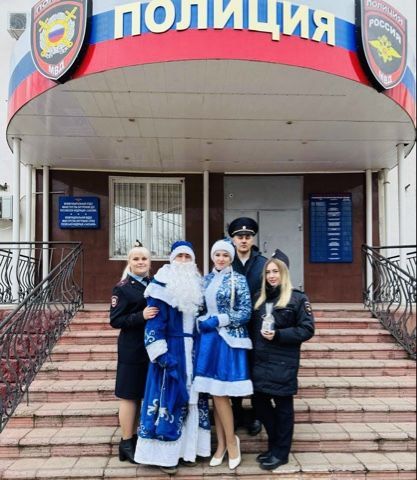 Полицейский Дед Мороз в г.Саки поздравил детей с наступающими праздниками Полицейский Дед Мороз в г.Саки поздравил детей с наступающими праздниками