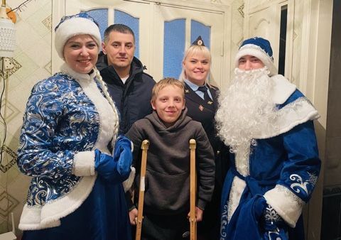 Полицейский Дед Мороз в г.Саки поздравил детей с наступающими праздниками Полицейский Дед Мороз в г.Саки поздравил детей с наступающими праздниками