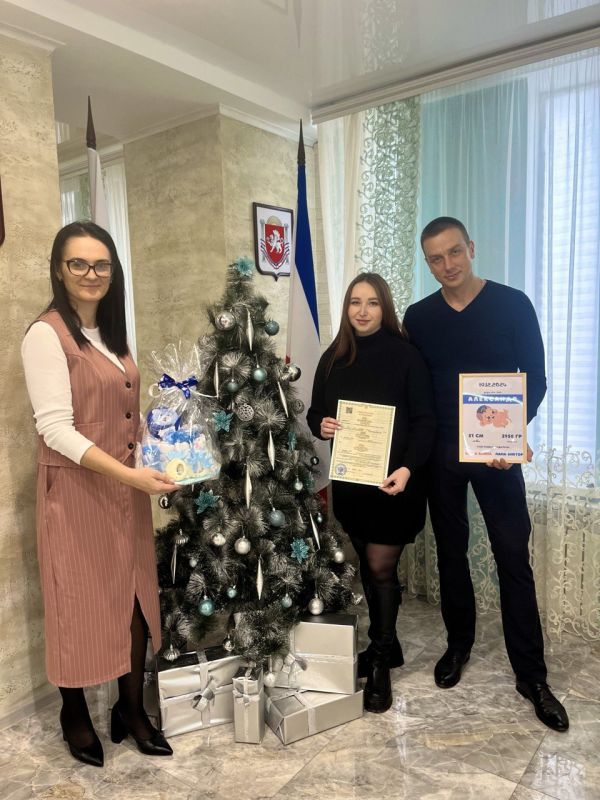 Керченский городской отдел ЗАГС провёл торжественное вручение свидетельства о рождении в канун Нового года Керченский городской отдел ЗАГС провёл торжественное вручение свидетельства о рождении в канун Нового года