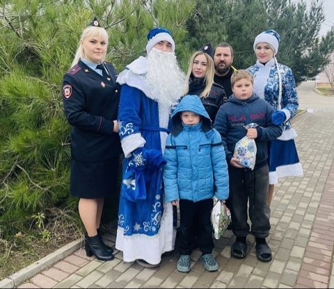 Полицейский Дед Мороз в г.Саки поздравил детей с наступающими праздниками Полицейский Дед Мороз в г.Саки поздравил детей с наступающими праздниками