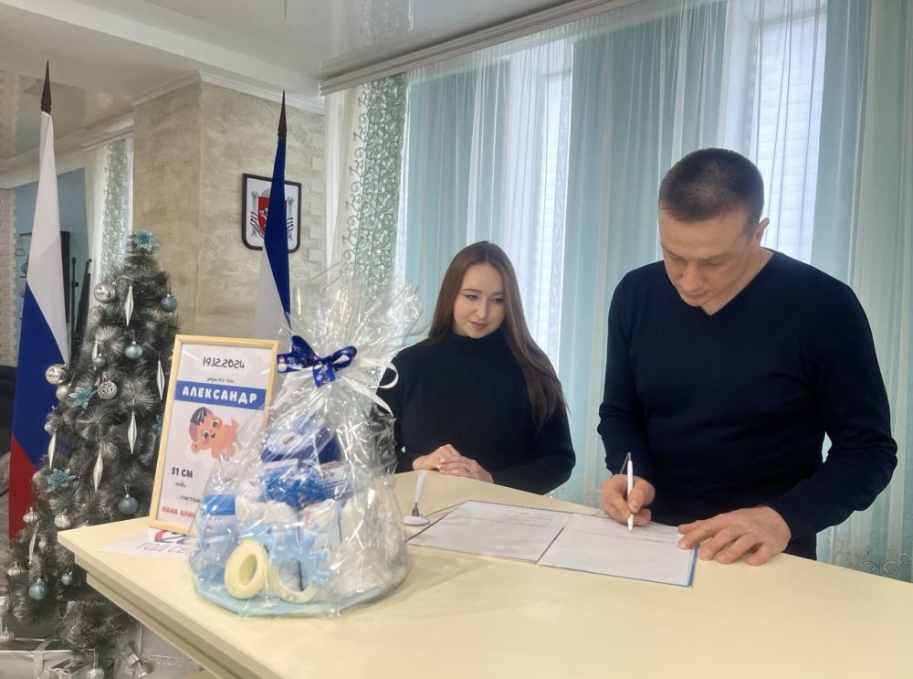 Керченский городской отдел ЗАГС провёл торжественное вручение свидетельства о рождении в канун Нового года Керченский городской отдел ЗАГС провёл торжественное вручение свидетельства о рождении в канун Нового года