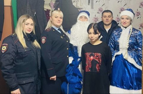 Полицейский Дед Мороз в г.Саки поздравил детей с наступающими праздниками Полицейский Дед Мороз в г.Саки поздравил детей с наступающими праздниками