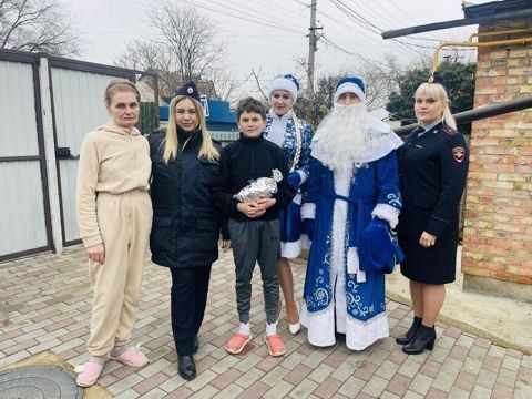 Полицейский Дед Мороз в г.Саки поздравил детей с наступающими праздниками Полицейский Дед Мороз в г.Саки поздравил детей с наступающими праздниками