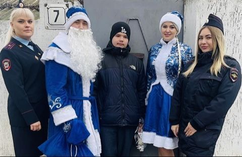 Полицейский Дед Мороз в г.Саки поздравил детей с наступающими праздниками Полицейский Дед Мороз в г.Саки поздравил детей с наступающими праздниками