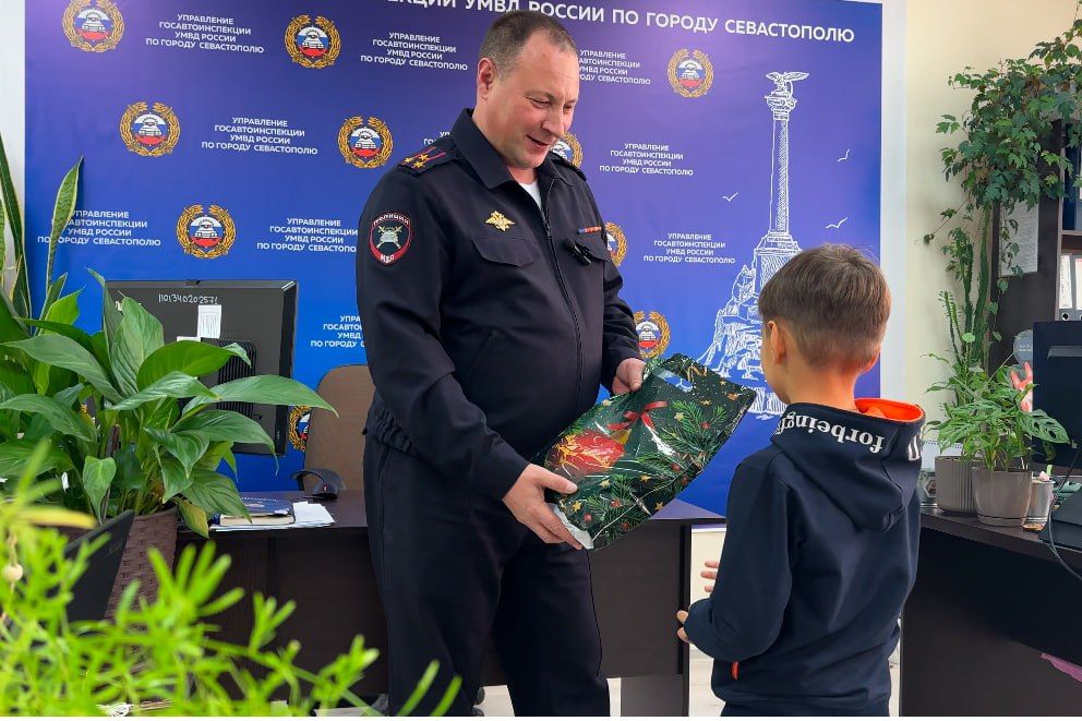 Севастопольские сотрудники Госавтоинспекции исполнили мечту 6-летнего мальчика Севастопольские сотрудники Госавтоинспекции исполнили мечту 6-летнего мальчика