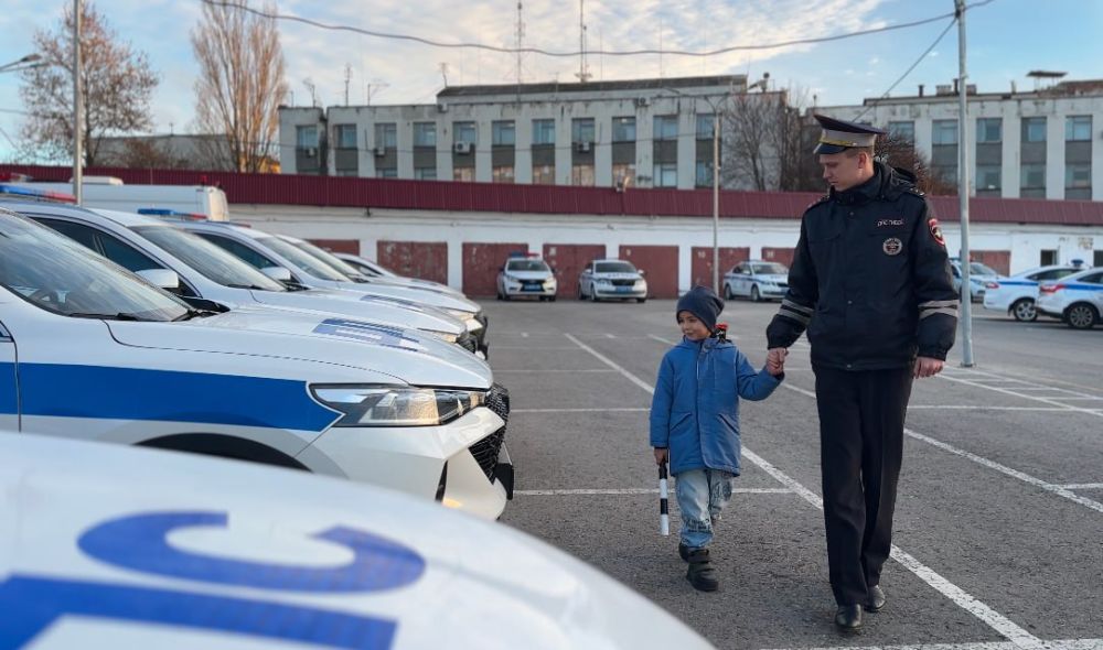 Севастопольские сотрудники Госавтоинспекции исполнили мечту 6-летнего мальчика Севастопольские сотрудники Госавтоинспекции исполнили мечту 6-летнего мальчика