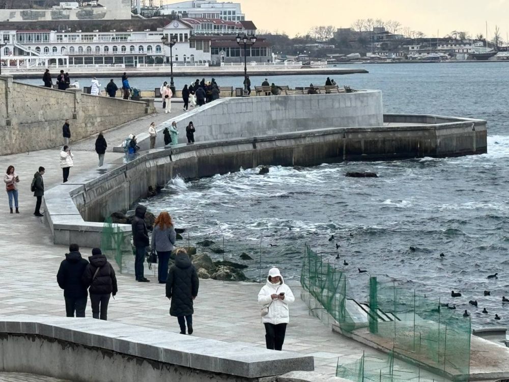 Основная часть работ по капитальному ремонту набережной Приморского бульвара и пляжа на мысе Хрустальном завершена Основная часть работ по капитальному ремонту набережной Приморского бульвара и пляжа на мысе Хрустальном завершена