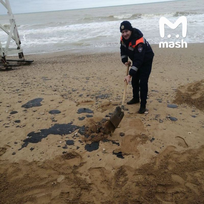Мазут добрался до элитной виллы Алсу в Орловке в Крыму Мазут добрался до элитной виллы Алсу в Орловке в Крыму