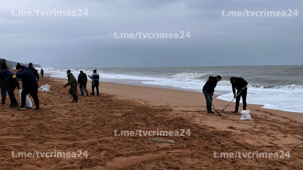 В Ленинском районе Крыма обнаружили новые пятна мазута В Ленинском районе Крыма обнаружили новые пятна мазута