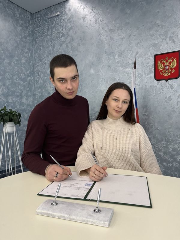 Первой парой молодоженов 2025 года в отделе ЗАГС города Симферополя стали Денис Алиев и Полина Гетникова Первой парой молодоженов 2025 года в отделе ЗАГС города Симферополя стали Денис Алиев и Полина Гетникова